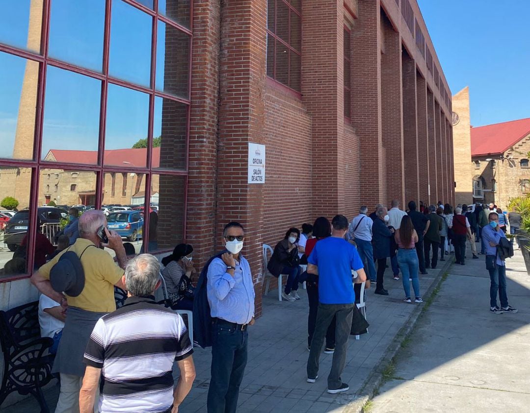 Colas de personas para vacunarse contra la covid en la Feria de Muestras de Armilla-Granada (FERMASA)