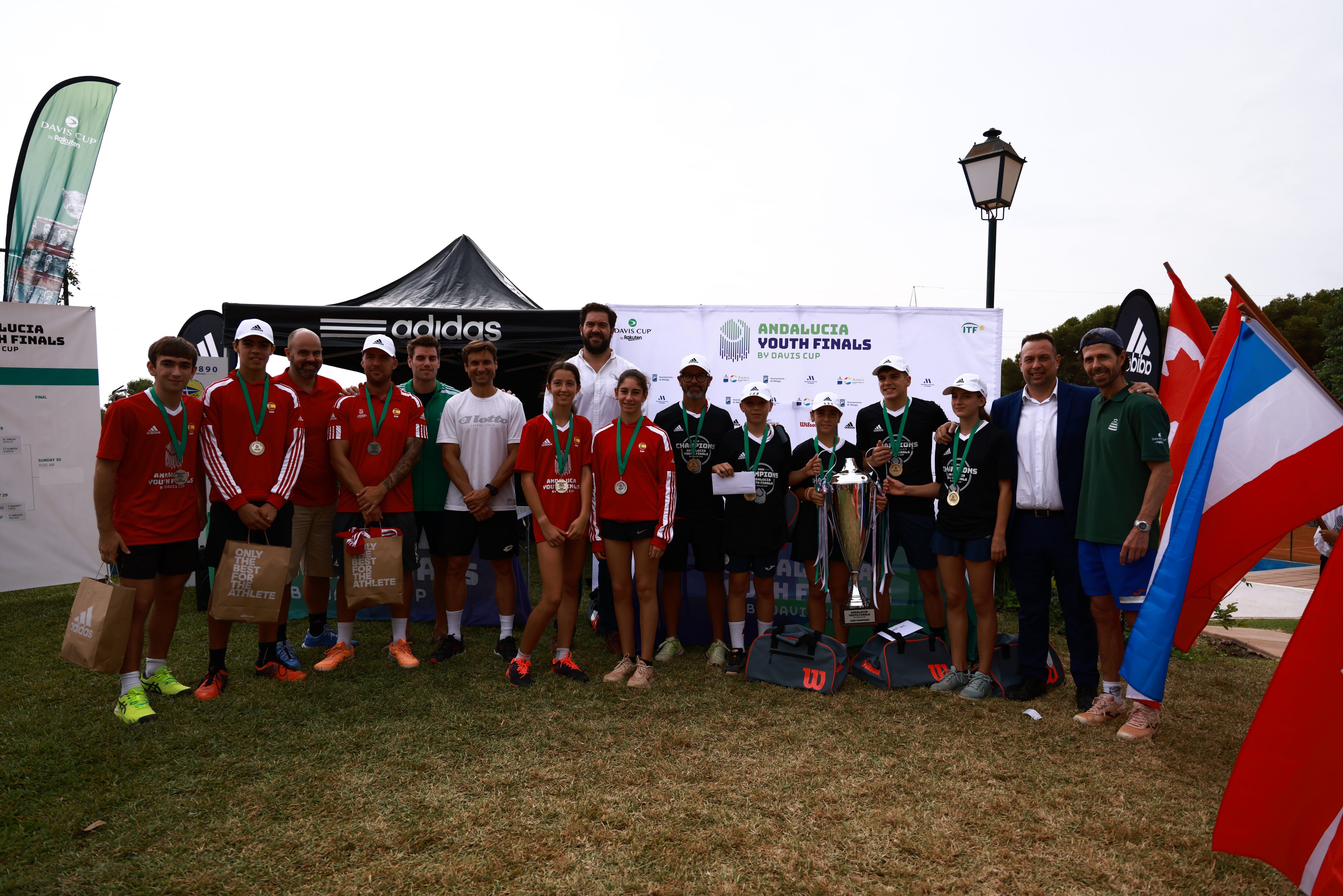 El Club de Tenis Almería vence con los colores de Canadá y se lleva el trofeo de campeón del torneo mixto sub-14, tras una igualada final en el Club de Tenis Málaga ante los anfitriones (España)