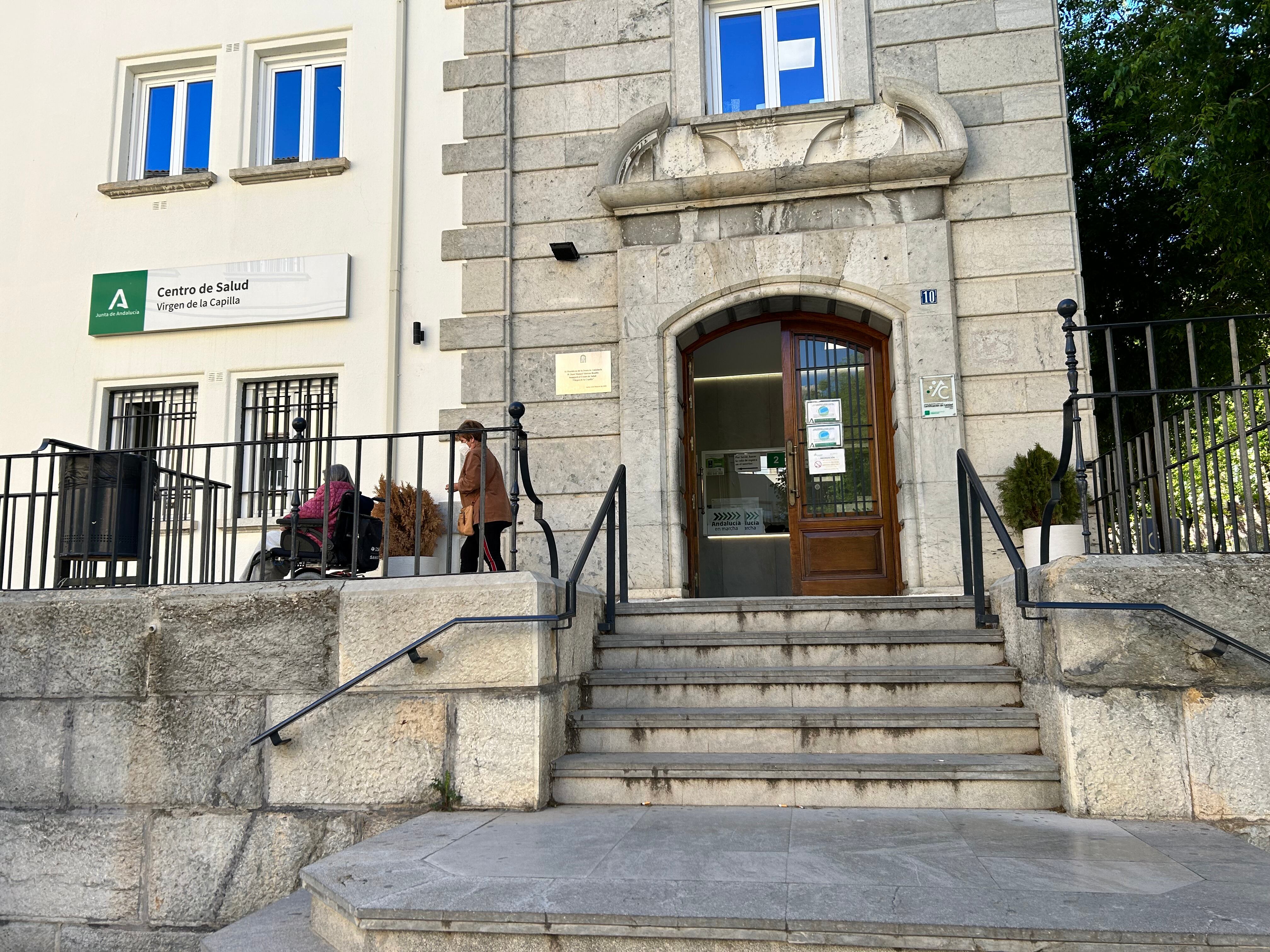 Acceso al Centro de Salud de Virgen de la Capilla de Jaén.