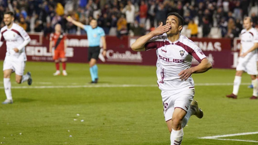 Pedro Sánchez celebra un gol con el Albacete