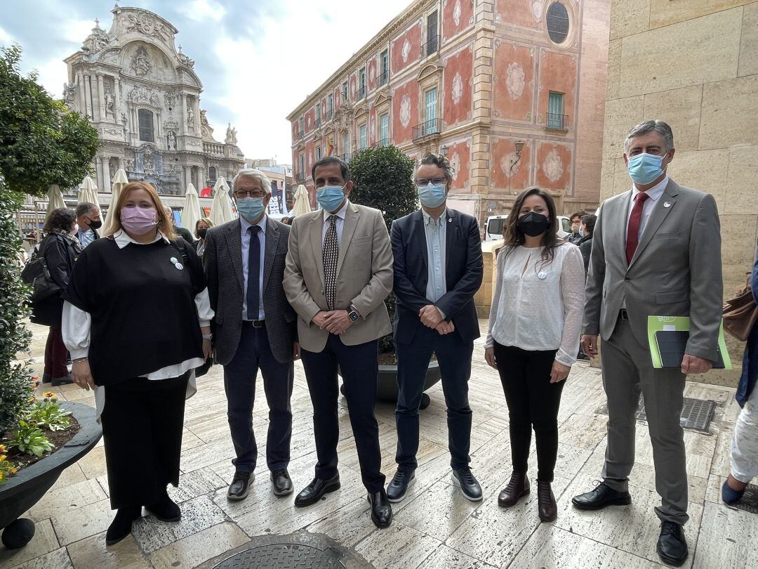 El alcalde de Murcia, José Antonio Serrano (en el centro de la imagen), ha asistido a la Asamblea General de CEAPA