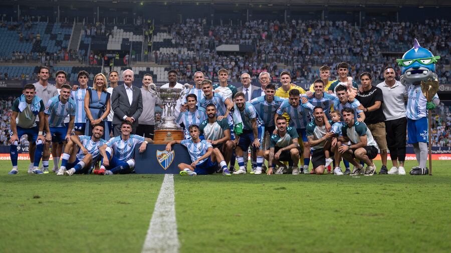 La plantilla del Málaga posó con el Trofeo Costa del Sol tras el partido