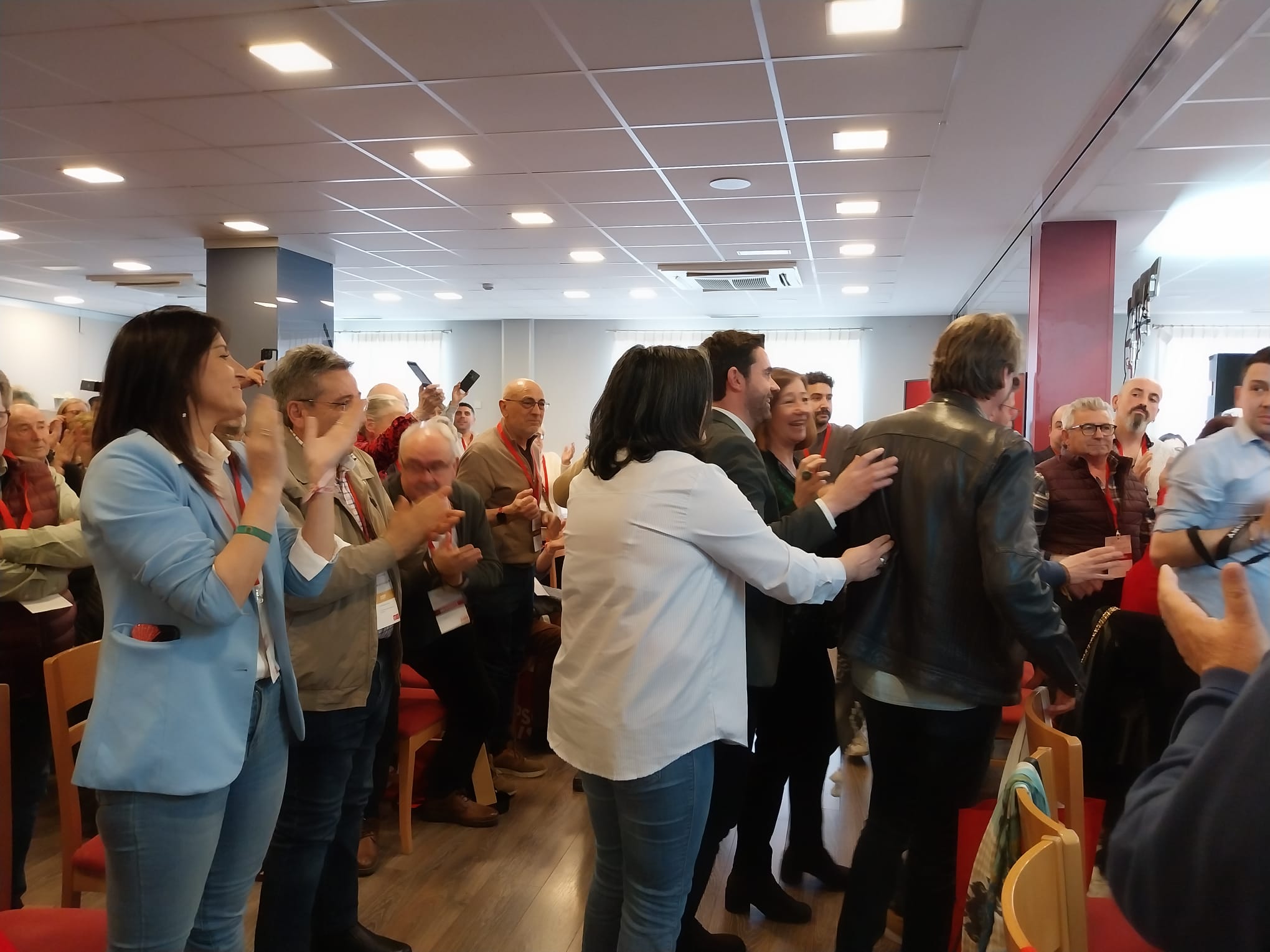 Carlos Martínez evita saludar a Ana Sánchez en la clausura del congreso del PSOE