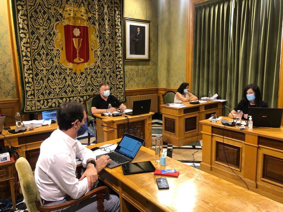 Los presupuestos contemplan 53 millones de euros y 52,4 de gastos