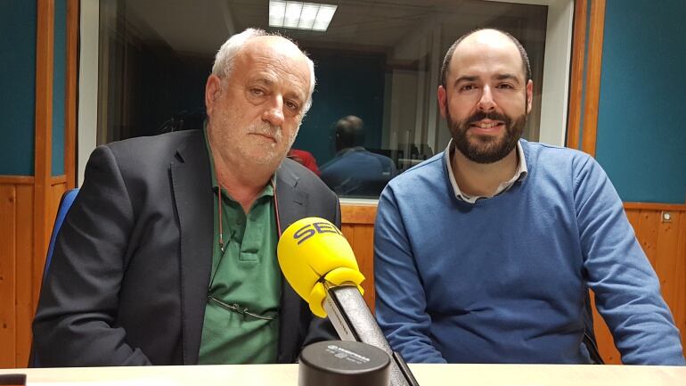 Javier Gómez Acebo y Julio Revuelta durante la tertulia de la Ventana de Cantabria 