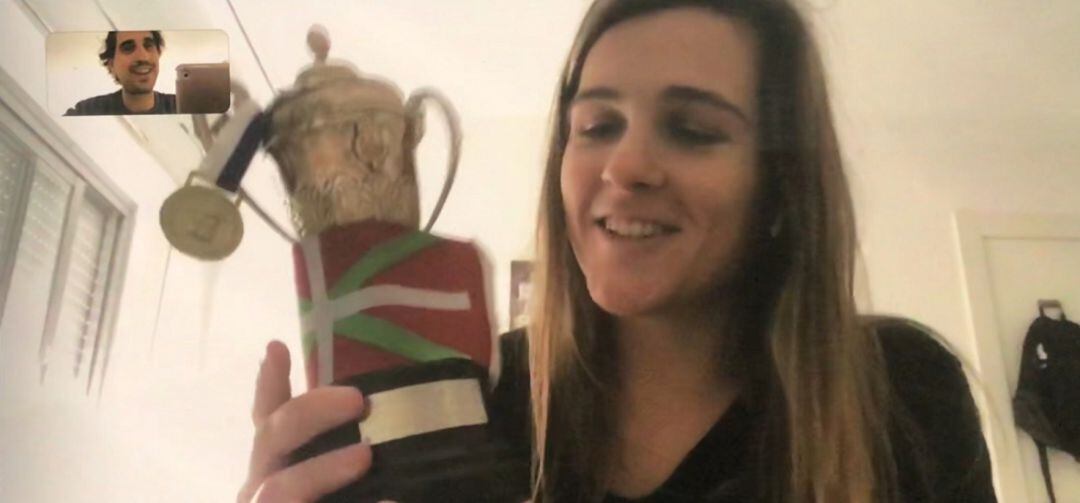 Sandra Ramajo enseña la réplica de la Copa y el brazalete que llevó en la final un año después