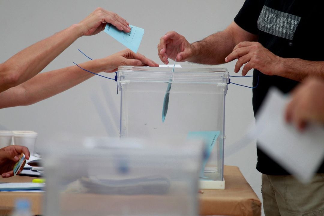 Un hombre deposita hoy su voto a las elecciones europeas. 