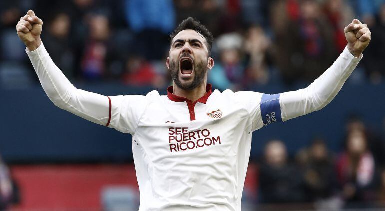 El centrocampista del Sevilla Vicente Iborra (c) celebra la victoria ante el Osasuna.
