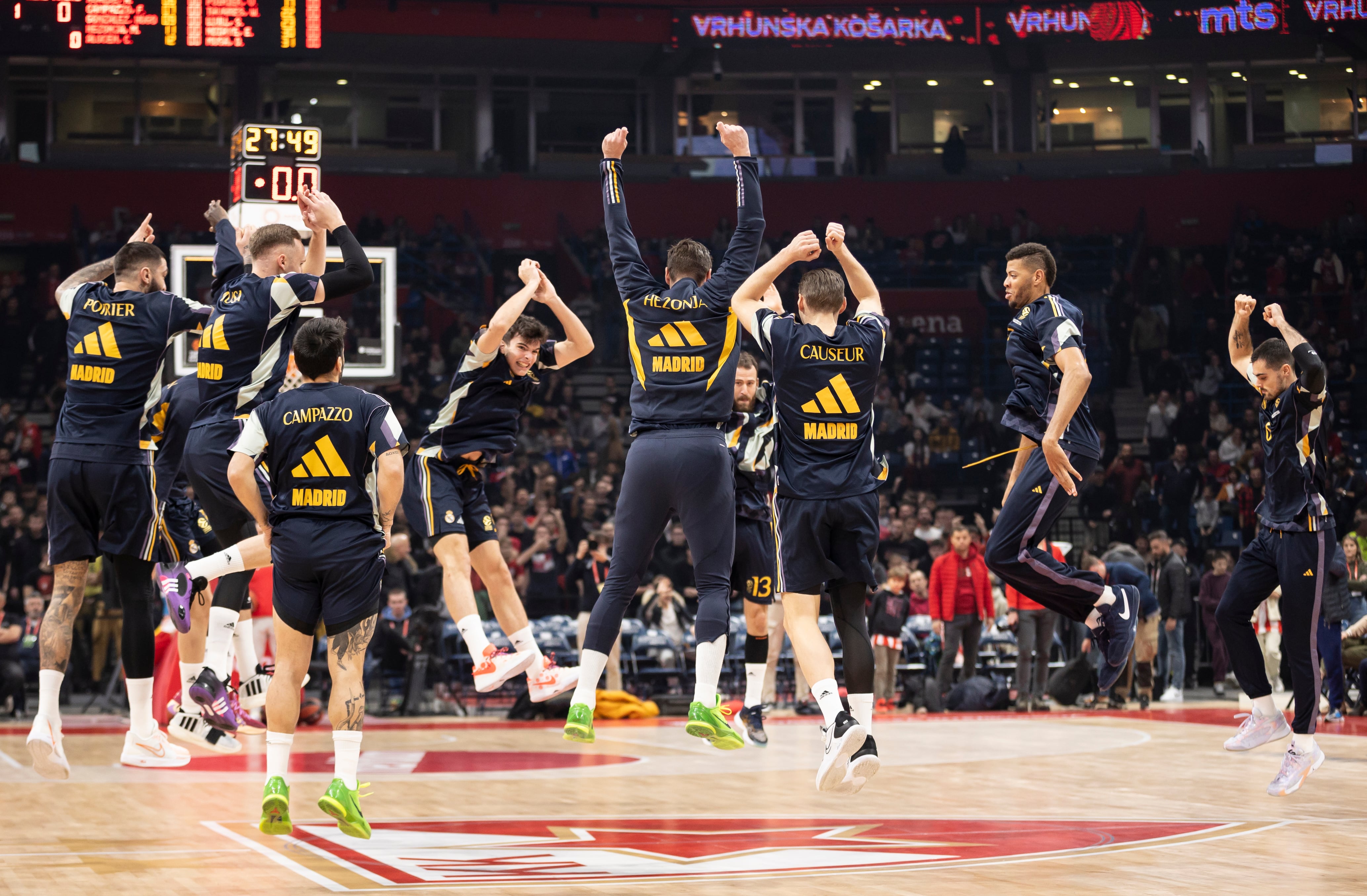 Los jugadores del &#039;merengues&#039; durante el partido de la Euroliga entre el Estrella Roja y el Real Madrid en el Stark Arena. (Photo by Srdjan Stevanovic/Euroleague Basketball via Getty Images)