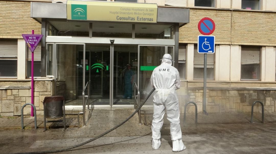 Un soldado de la UME desinfecta una de las entradas del Complejo Hospitalario de Jaén.