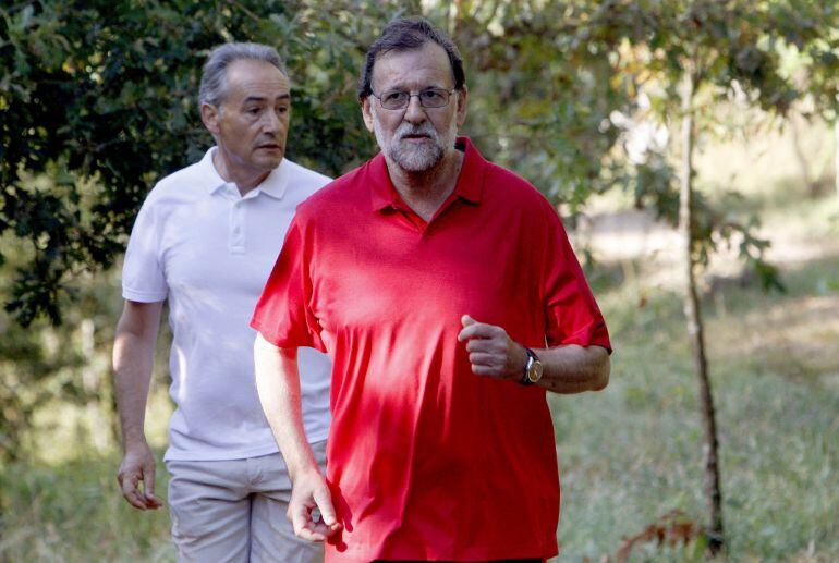 El presidente del Gobierno en funciones, Mariano Rajoy, acompañado por José Benito Suárez, marido de la presidenta del Congreso, Ana Pastor.