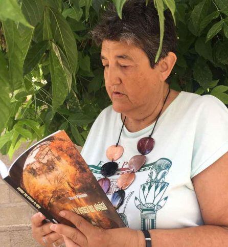 Teresa Palomino con su libro &#039;Bajo la oscura luz otoñal&#039;.