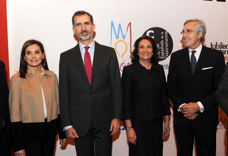 Los reyes Letizia y Felipe VI; la consejera de Turismo, MªJosefa García Cirac y el alcalde de Ávila, José Luis Rivas en FITUR