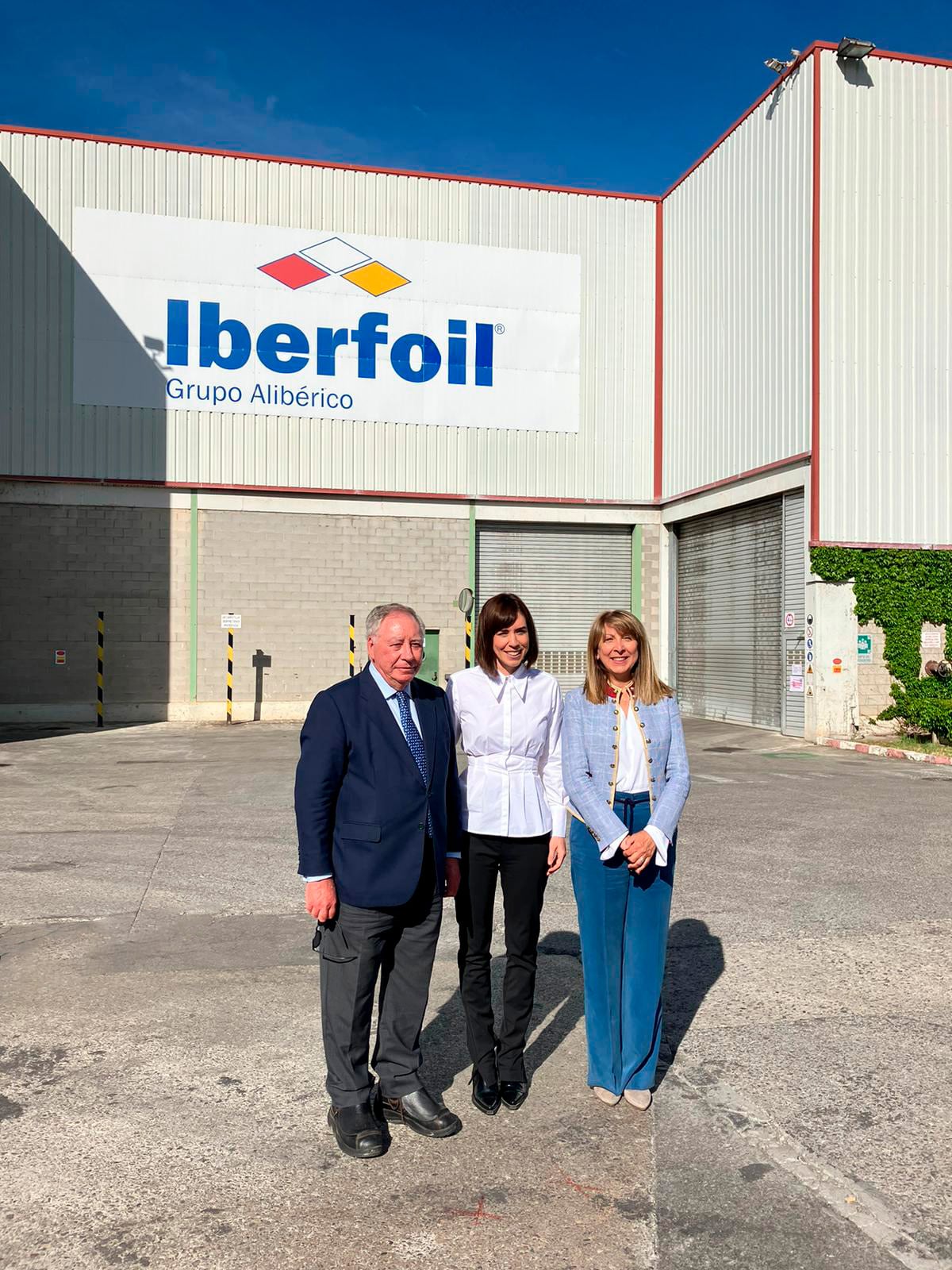 La ministra Morant visitaba este jueves la fábrica de Iberfoil en Sabiñánigo acompañada del presidente del Grupo Alibérico y la alcaldesa de Sabiñánigo