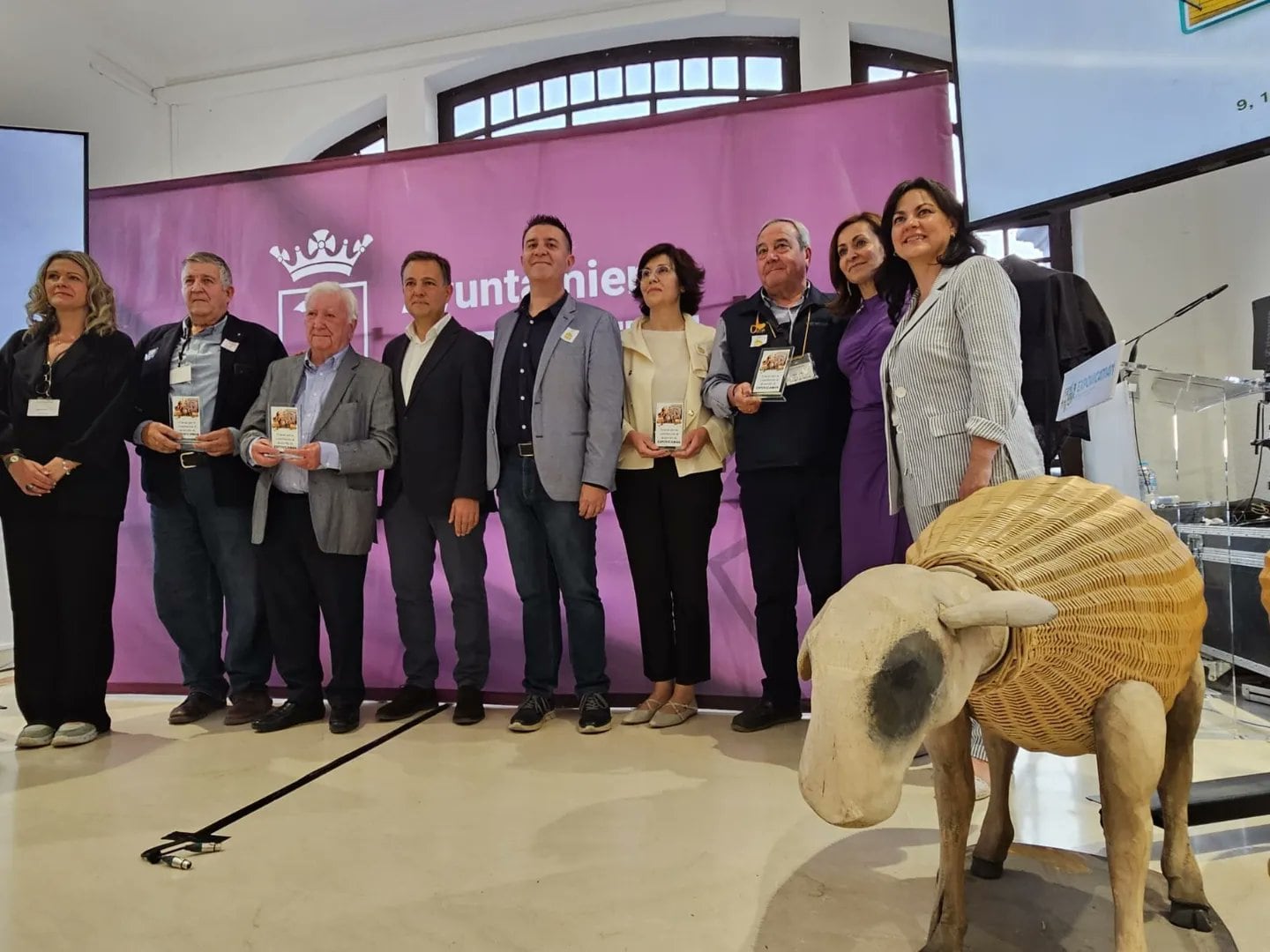 Reconocimiento a Antonio Martínez, Jorge Navarro, Honorato León y María Dolores López, en el 40 aniversario de Expovicaman. Imagen de la Diputación de Albacete.