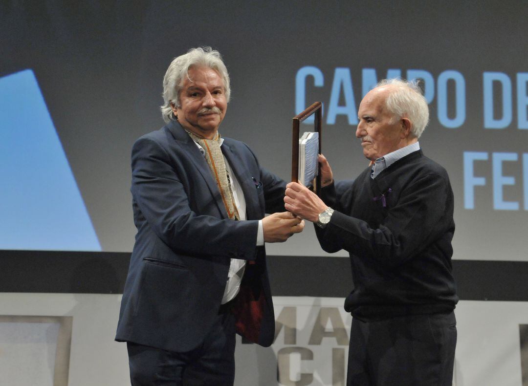 El escritor y crítico Fernando Herrero (derecha) recibió el Campo de Azur de manos de Emiliano Allende, director de la Semana de Cine