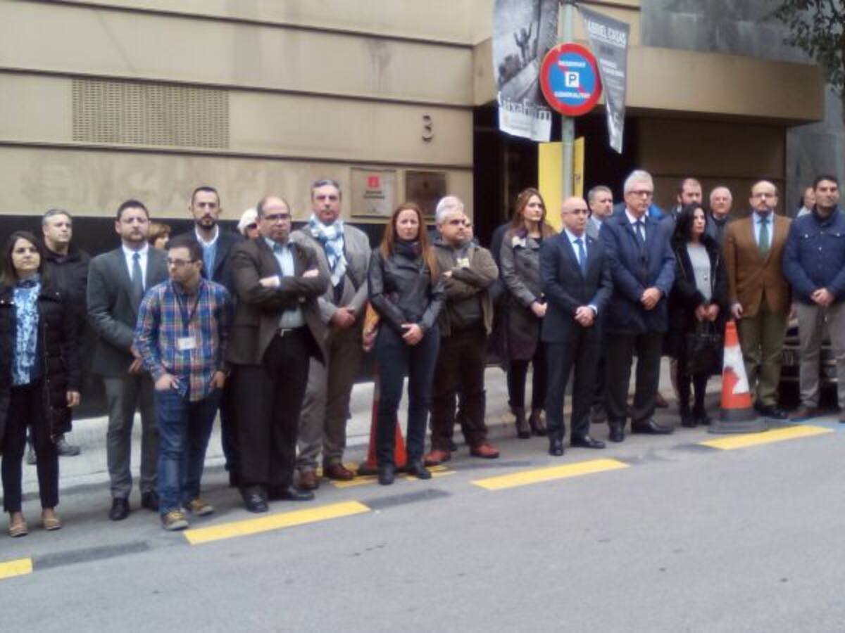 Minuts de silenci en senyal de condol per l'accident de Freginals