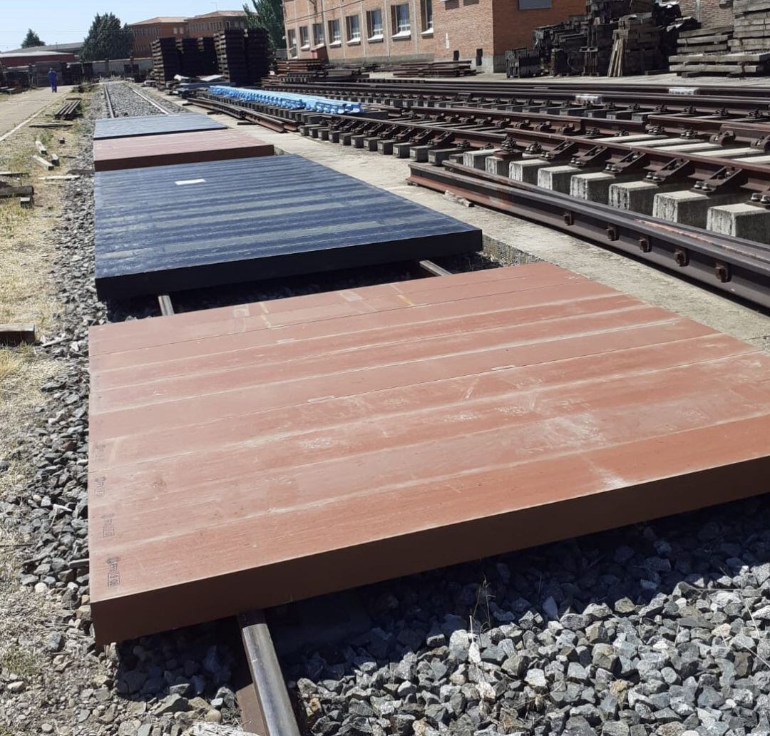 Distintos tipos de traviesas como las que Adif va a probar