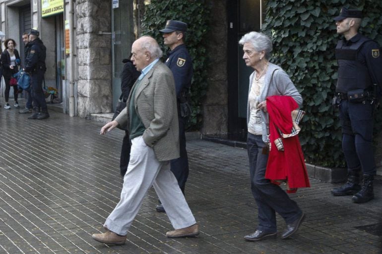 El expresident de la Generalitat Jordi Pujol y su mujer Marta Ferrusola, saliendo de su domicilio 