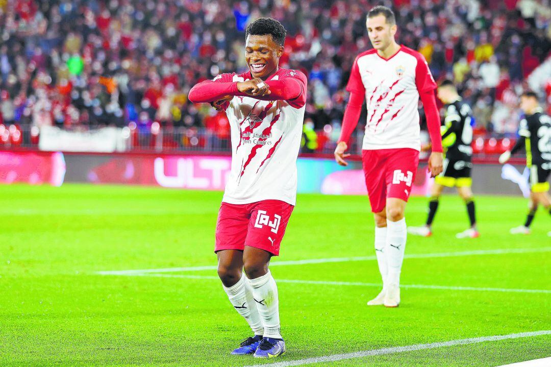 Ramazani celebrando el tercer gol de la tarde.