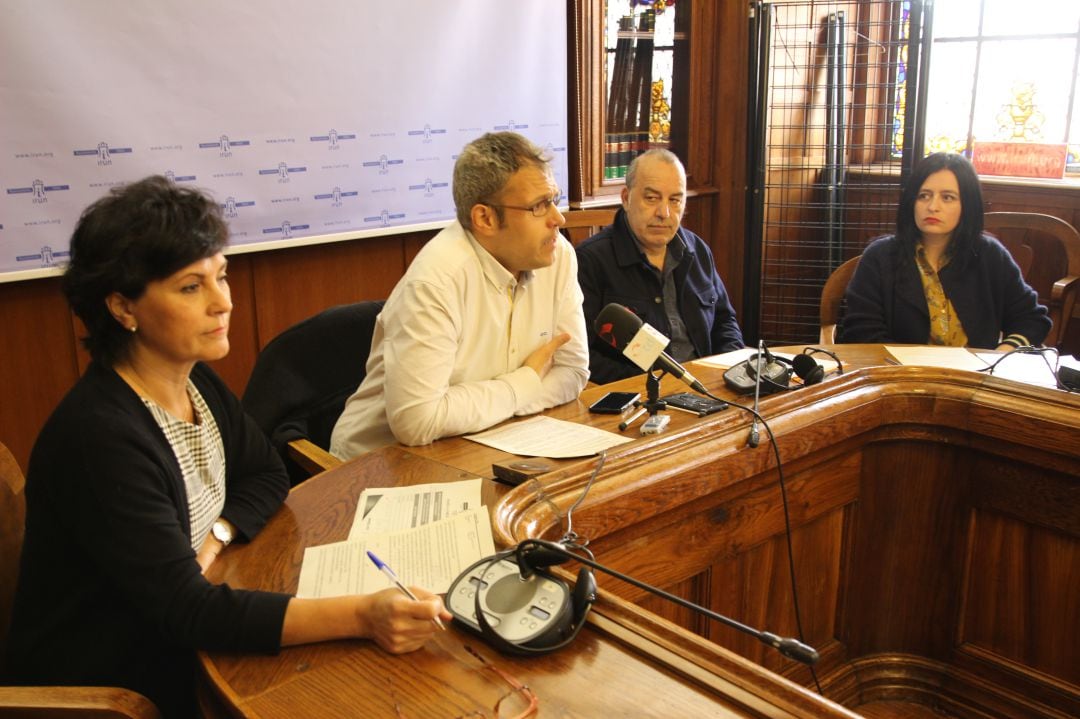 Mila Holgado, responsable del Servicio de Atención Primaria y Sergio Corchón, delegado de Bienestar Social., en la rueda de prensa en la que se han dado los datos sobre intervención en situaciones de desprotección infantil en Irun el año pasado. 