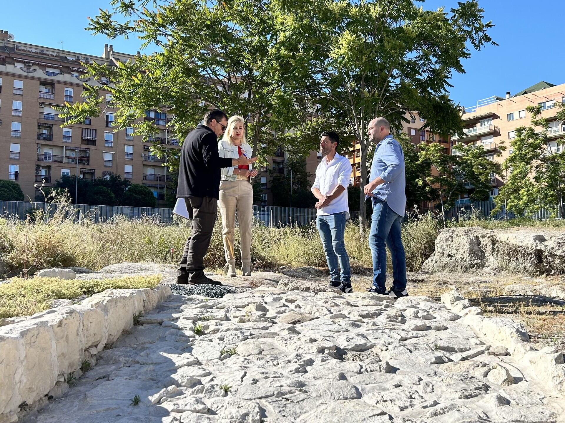 De izqda a dcha, Juan Luis Martínez, arqueólogo que dirigirá el voluntariado; la concejala de Cultura, María Espejo, y otros responsables del enclave.