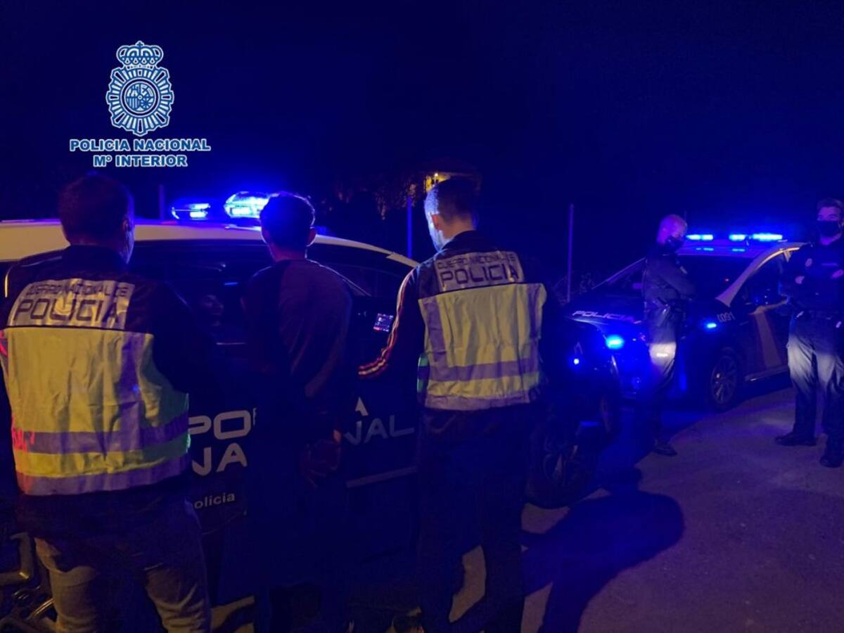 Detenido, incumpliendo el toque de queda, al presunto autor del robo en una casa