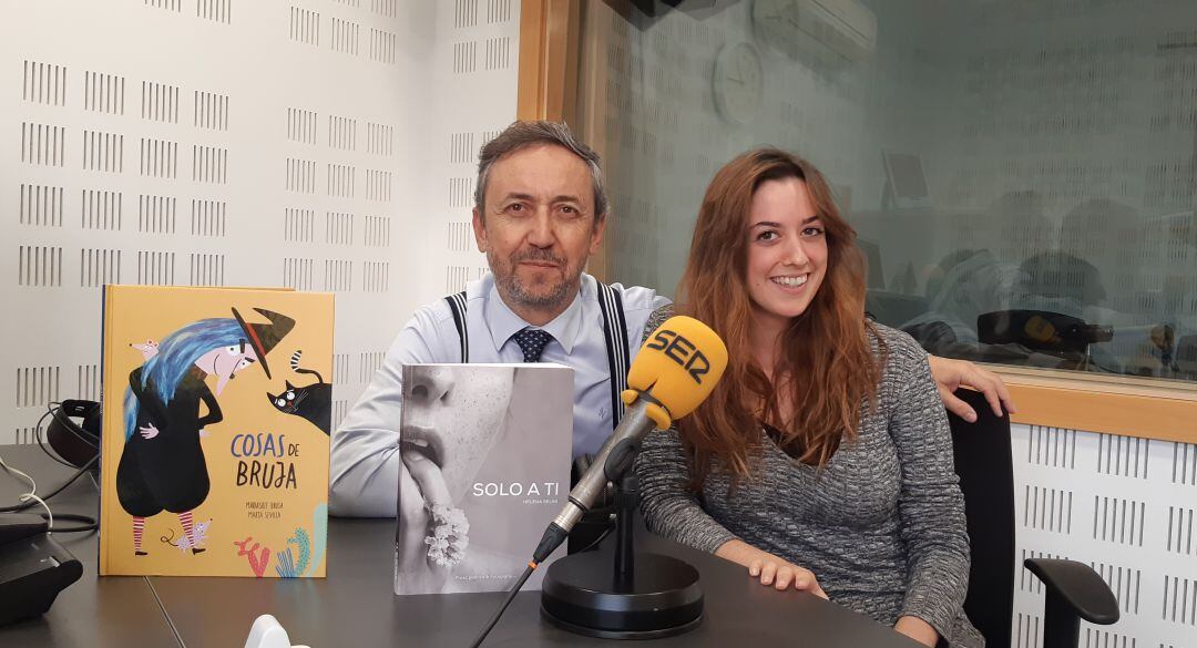 Chema Contreras, director de ‘Rincón Literario’ y la escritora Helena Selini, en los estudios de &#039;Hoy por Hoy Madrid Sur&#039;