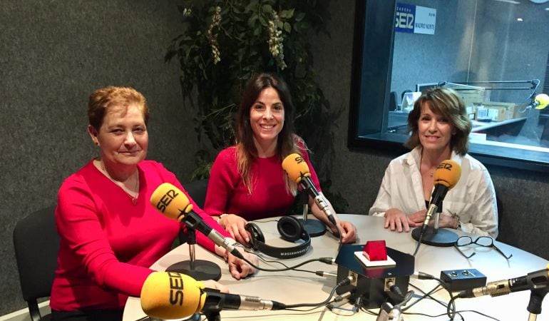 Raquel Quintada (centro), directora; y Magdalena Corvillo (izquierda) y Milagros Estremera (derecha), alumnas de los cursos de teatro municipal de Paracuellos