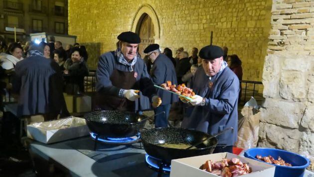 Momento en el que se elabora la torreznada para degustación popular