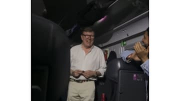 César Cadaval, de 'Los Morancos', arranca a cantar en el tren tras quedar atrapados en el AVE Madrid-Sevilla