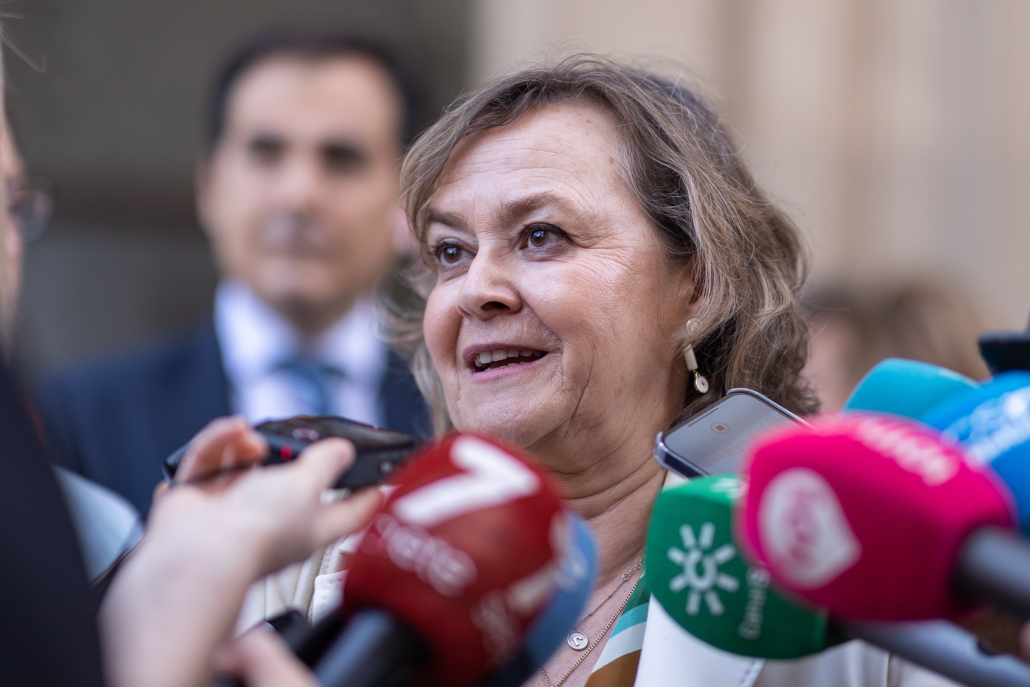 GRAFAND3092. MÁLAGA, 26/06/2023.- La Fiscal de Sala Jefa de la Fiscalía Especial Antidroga, Rosa Ana Morán Martínez, atiende a los medios momentos antes de comenzar la junta de la Fiscalía Especial Antidroga (FEAD) donde se darán cita una treintena de fiscales especiales de toda España y otros profesionales del sector, como magistrados y policías, este lunes en Málaga. EFE/Carlos Díaz.
