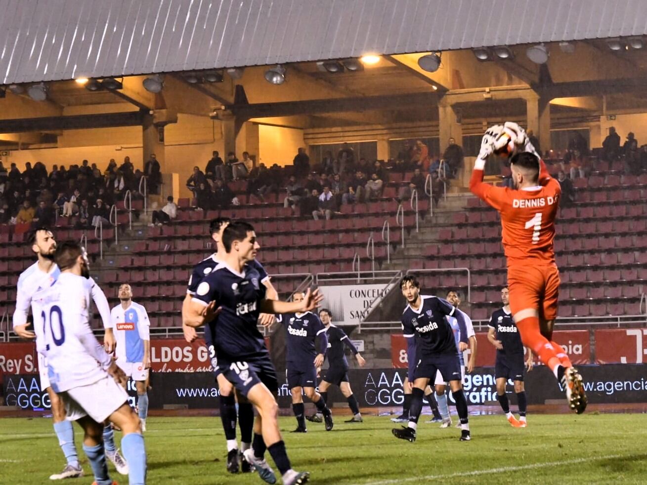 Dannis, portero visitante atrapa sin problemas un balón durante el partido entre el Compos y el Marino