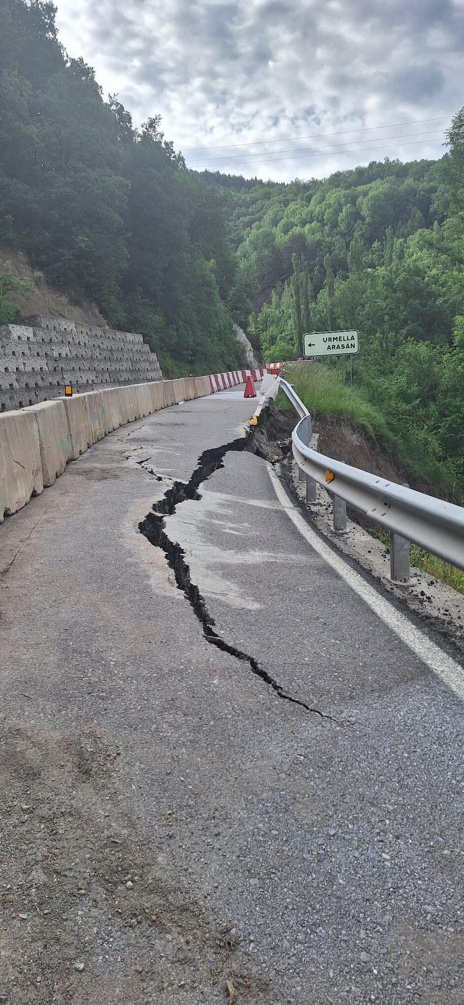 Imagen del deslizamiento en la carretera N-260 en el barranco de Urmella, en Bisaurri. Foto: Ministerio de Transportes