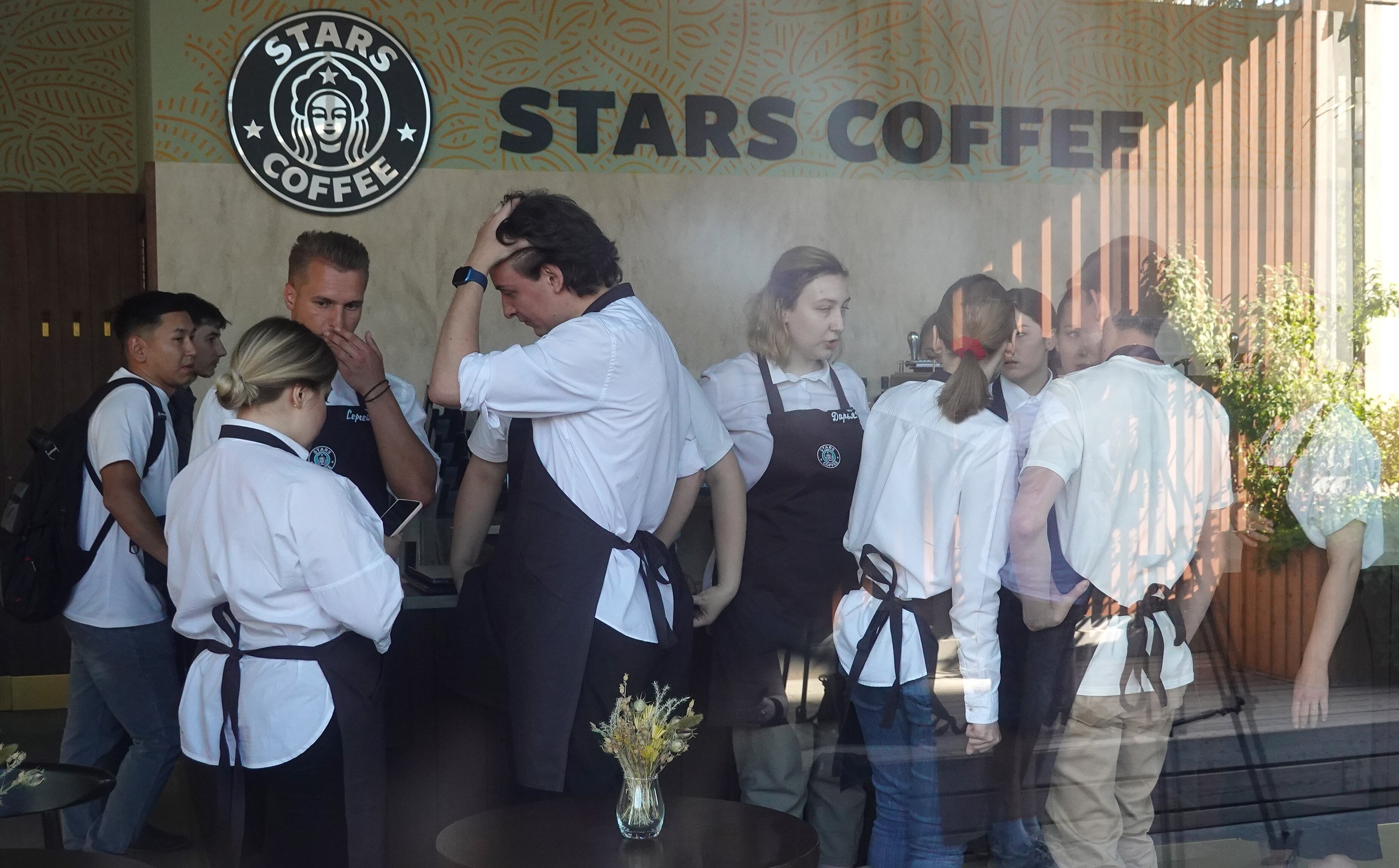 Trabajadores en el nuevo local de Stars Coffee.