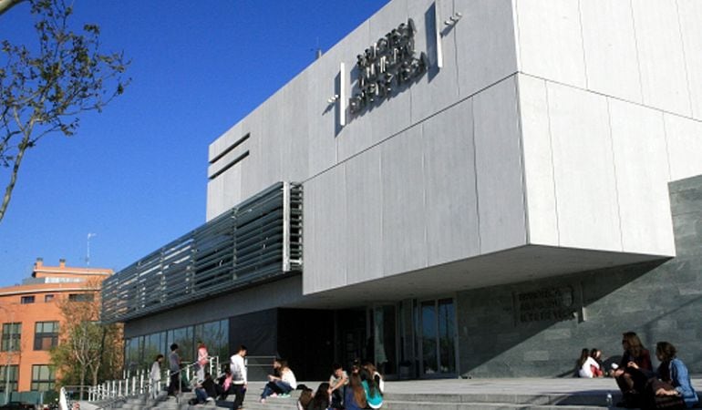 La biblioteca municipal Lope de Vega realiza un mercadillo en el que aportanto material escolar nuevo te llevas un libro y todo lo recogido se enviará a niños saharauis