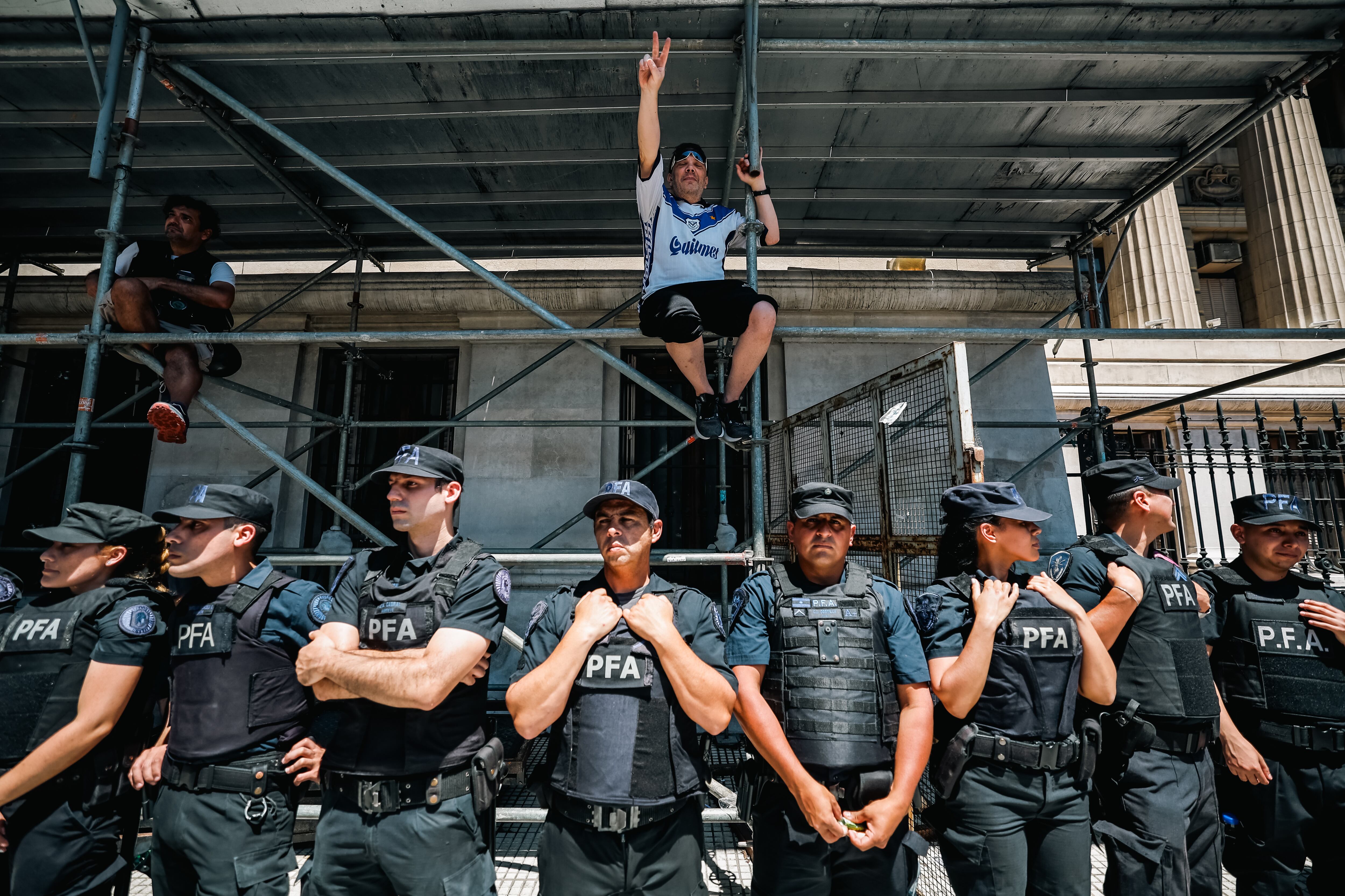 Policías vigilan una marcha contra el Gobierno del presidente Javier Milei en Buenos Aires (Argentina)