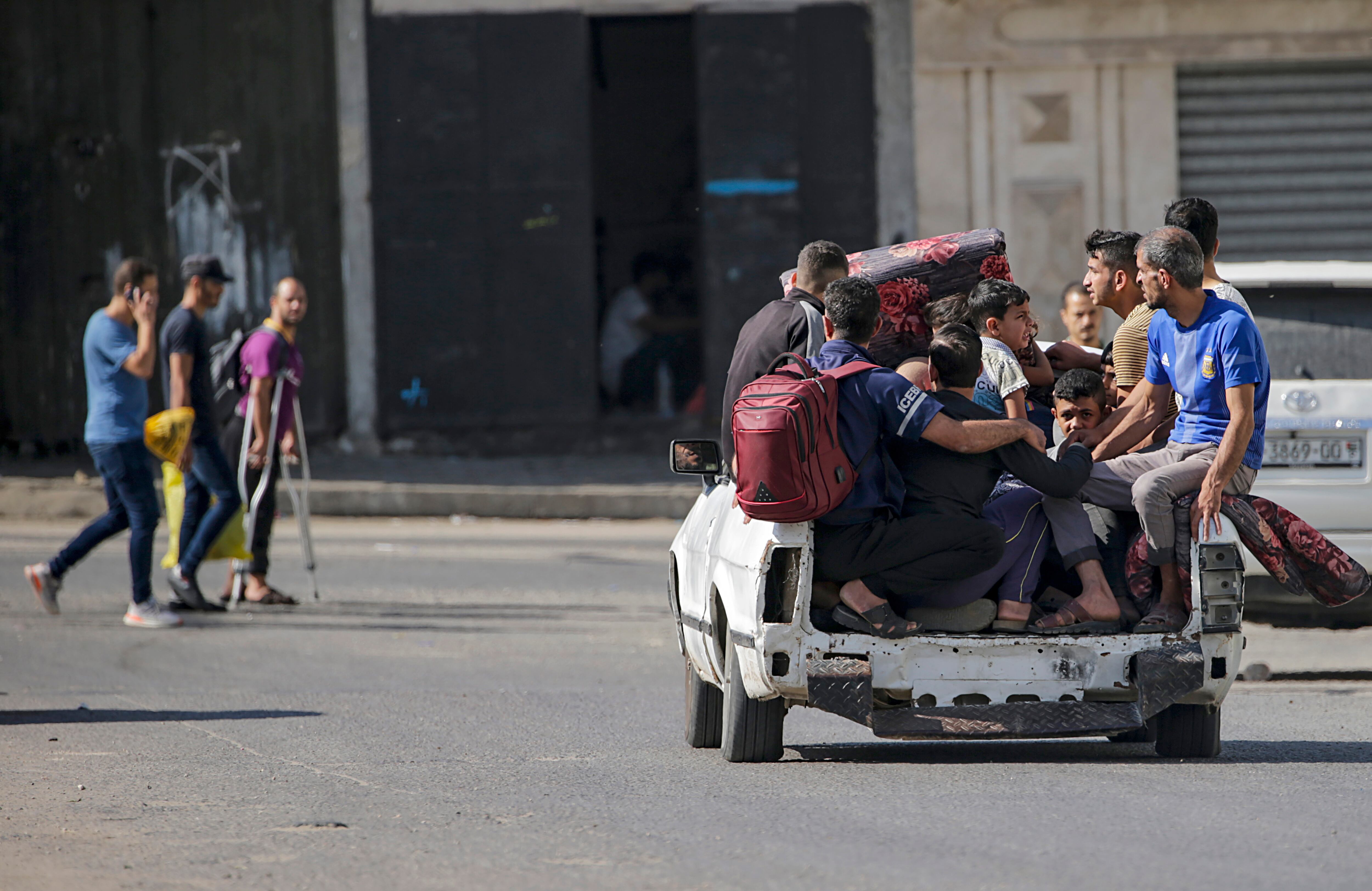 Varios residentes de Gaza huyen de la zona ante la posibilidad de una inminente invasión de Israel.