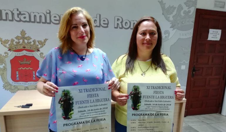 La delegada de Pedanías, Mª Paz Aguilar y la alcaldesa pedánea, Romina Ordóñez, en la presentación del programa de actividades. 