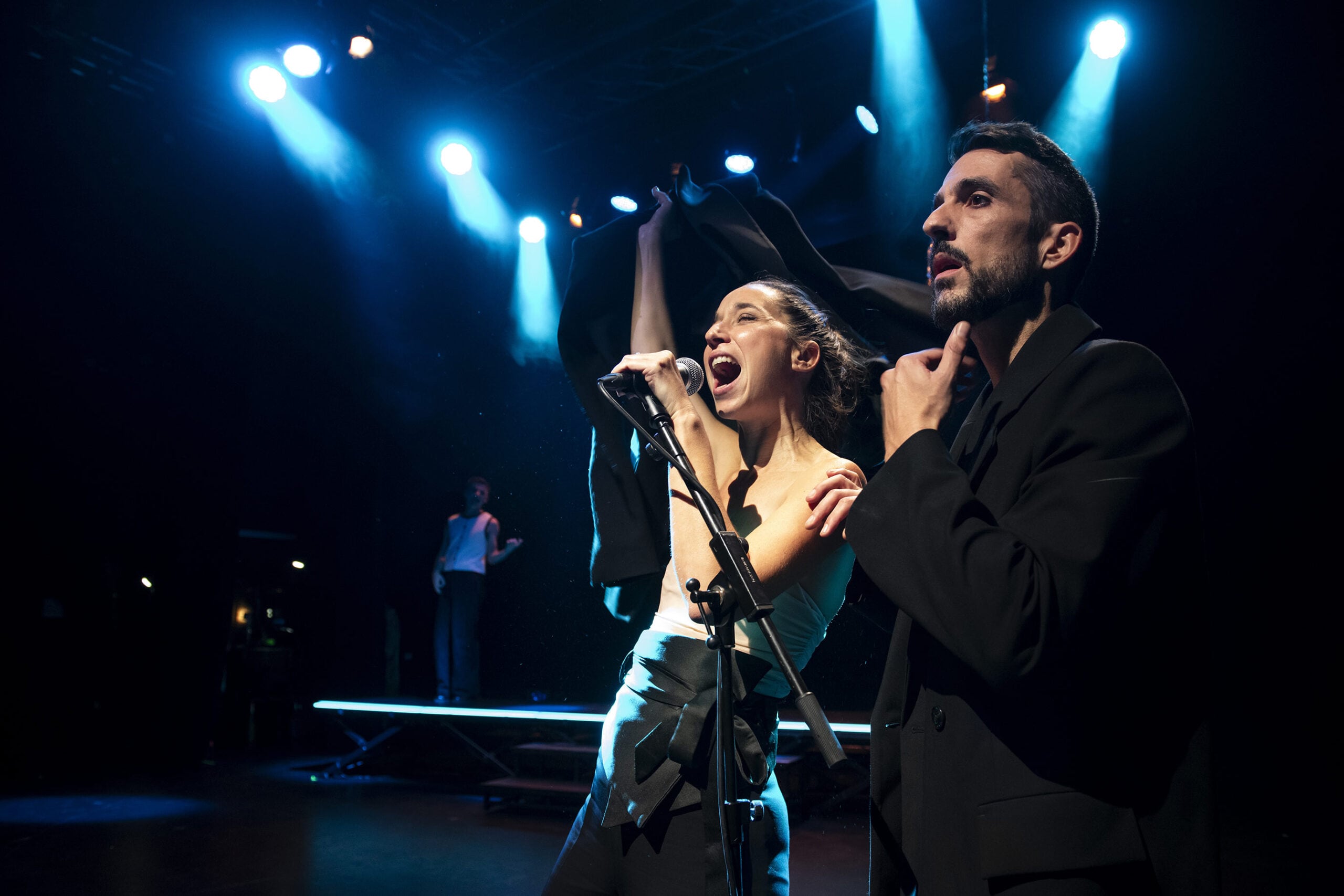 "R&J" es una versión actualizada de "Romeo y Julieta"