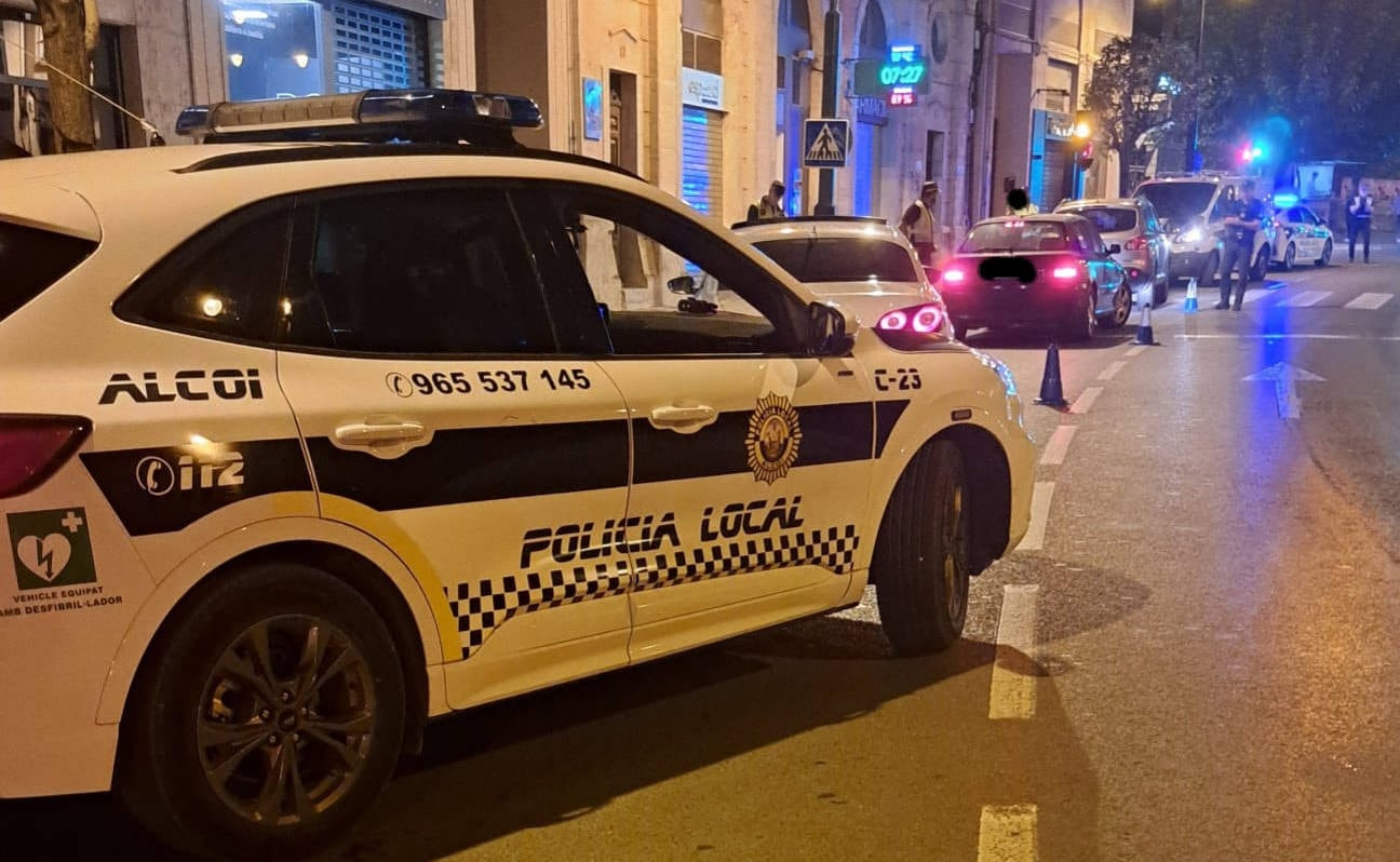 Imagen de archivo de un control de alcoholemia realizado por la Policía Local en la calle Els Alçamora de Alcoy.