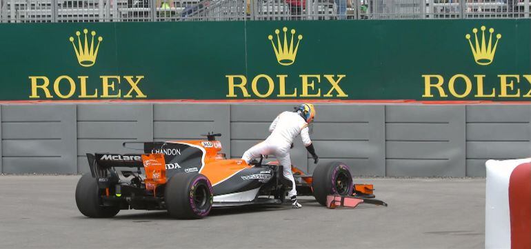 Fernando Alonso abandona su McLaren-Honda en los entrenamientos del GP de Canadá.