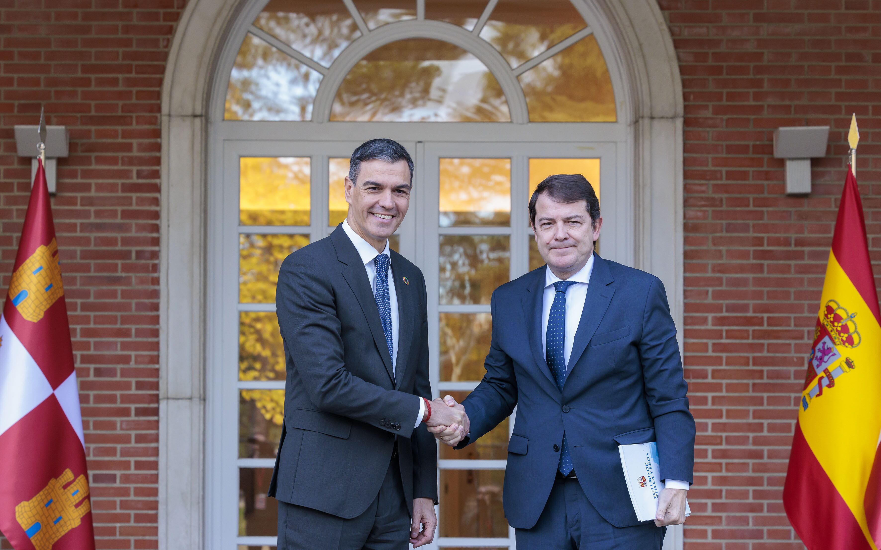 Pedro Sánchez y Alfonso Fernández Mañueco en un momento de su reunión en La Moncloa