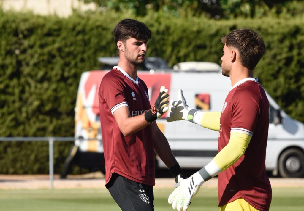 Juan Pérez y Álvaro Fernández se disputan la titularidad en la SD Huesca