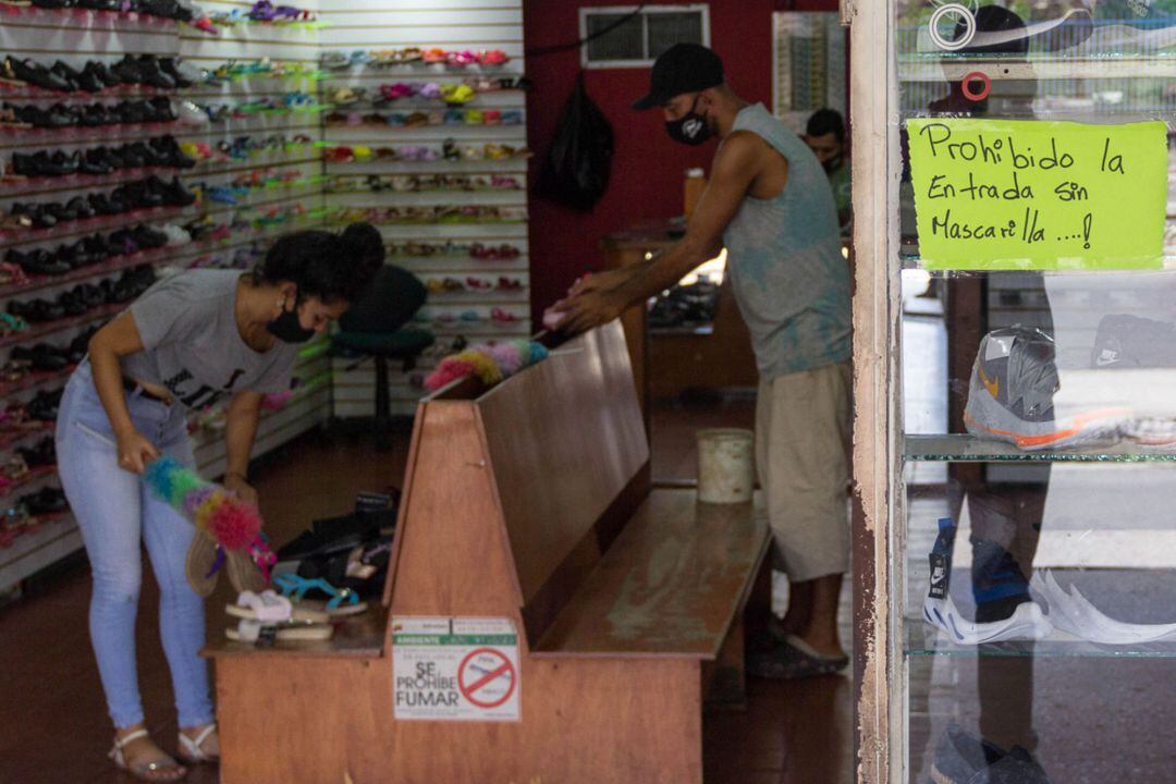 Fotografía de una tienda de zapatos