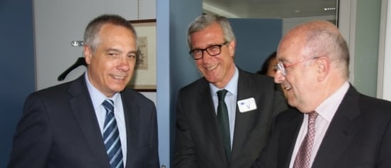 El líder del PSC, Pere Navarro, amb l'alcalde de Tarragona, Josep Fèlix Ballesteros, i el comissari de Competència de la UE, Joaquin Almunia, a Brussel·les.