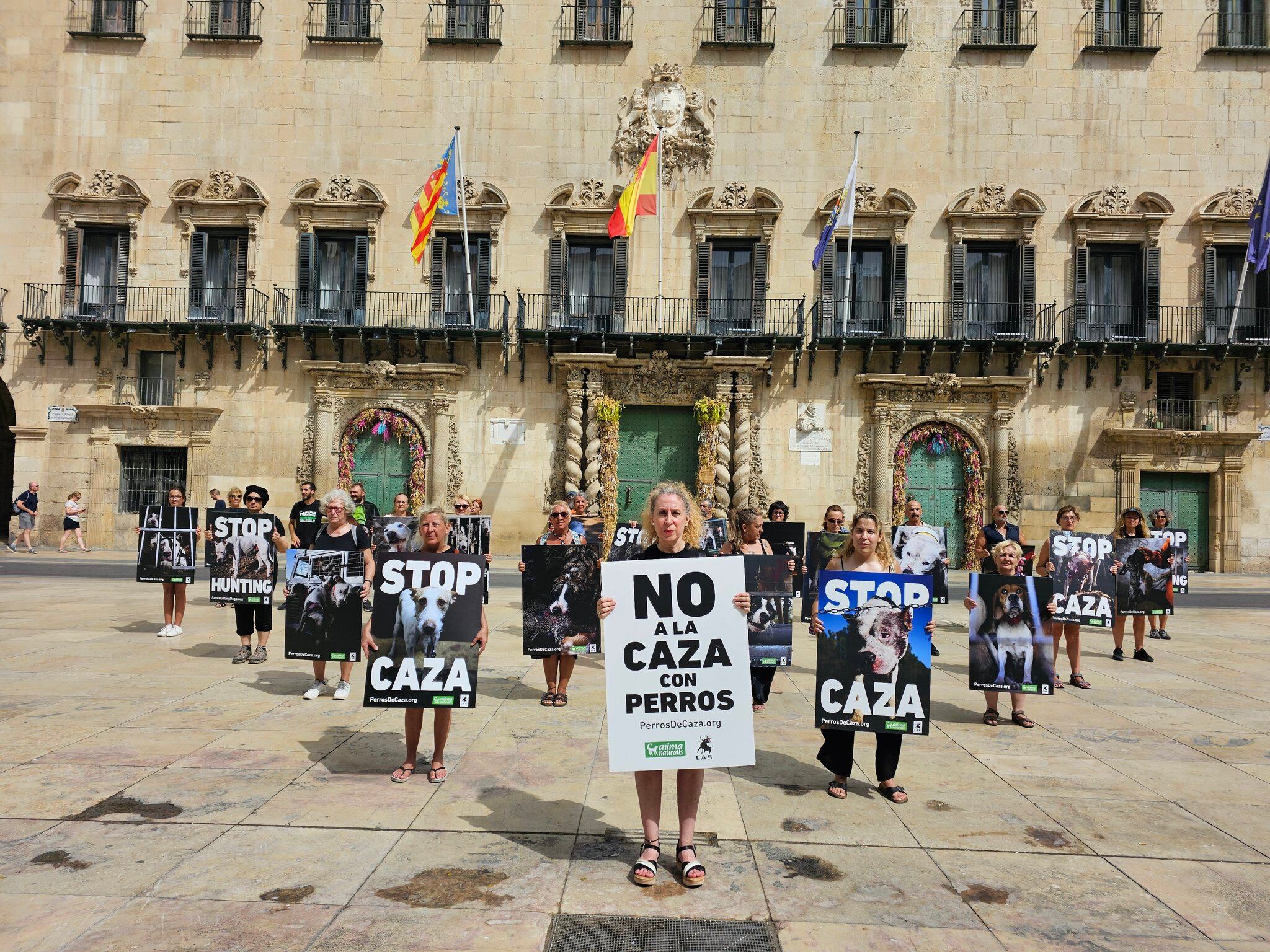 Acto de protesta contra la caza con perros en la Plaza del Ayuntamiento de Alicante. Foto: AnimaNaturalis