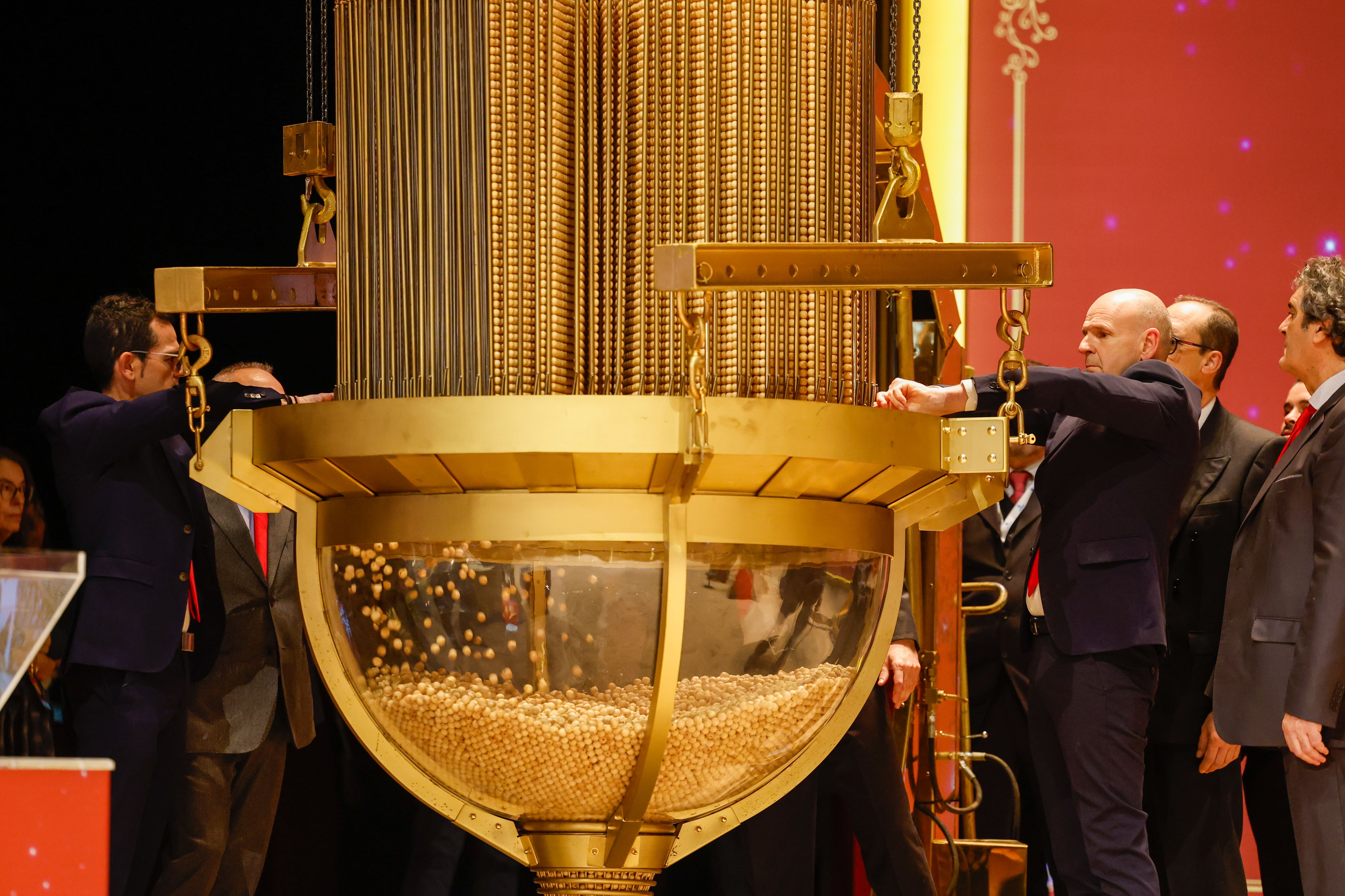 MADRID, 22/12/2025.- Trabajadores de Loterías y Apuestas del Estado introducen las bolas con los números en el tambor durante los reparativos para el inicio del Sorteo Extraordinario de Navidad,que repartirá 2.772 millones de euros en premios, este lunes, en el Teatro Real de Madrid. EFE/Chema Moya