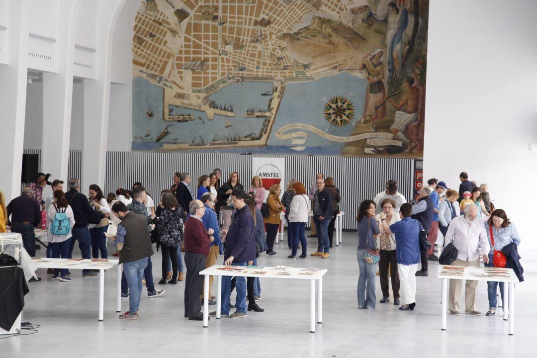 Ciudadanos participan en una actividad cultural en el edificio de la antigua estación de autobuses