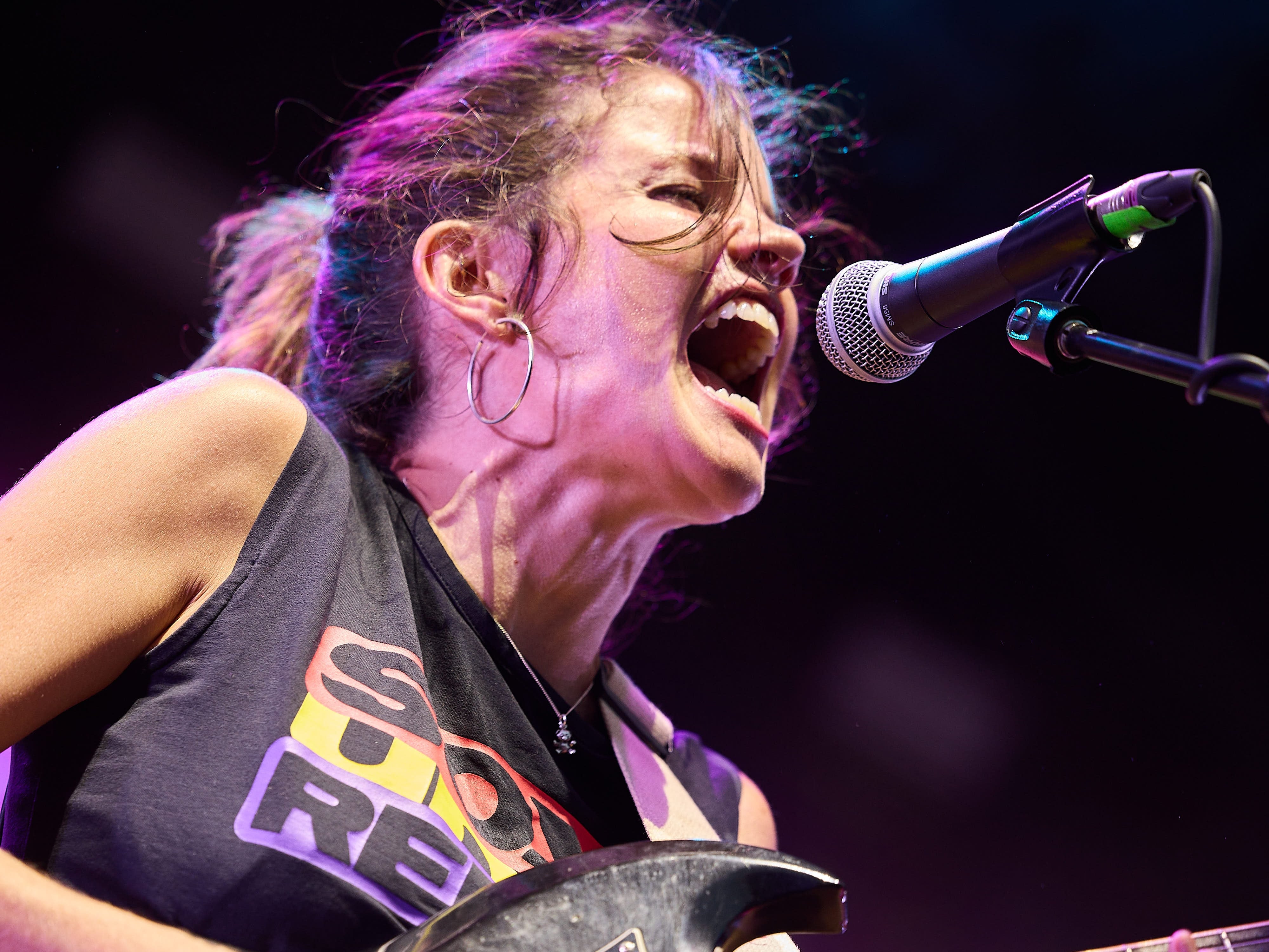 Carlotta Cosials, vocalista de Hinds, durante el concierto de Ebrovisión